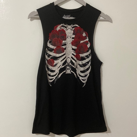 Social Misfits Cutout Back Tee Skeleton Roses Print Women’s Size Small - Picture 1 of 7